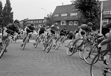 127116 Afbeelding van de wielerwedstrijd De Ronde van Zuilen op de Burgemeester Van Tuyllkade te Utrecht.